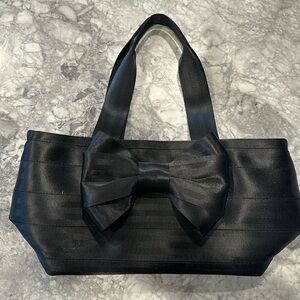 Harvey’s Seatbelt Bag